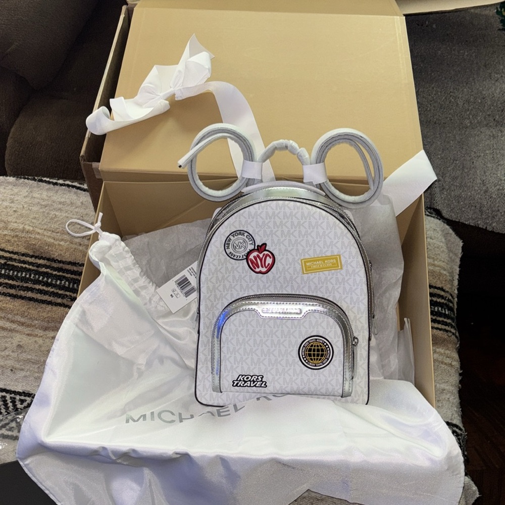 Michael Kors 🆕 mk White and Silver summer travel Backpack with dustbag
NO BOX - Picture 8 of 9